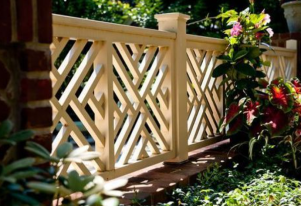 Pagar dengan pola geometris modern